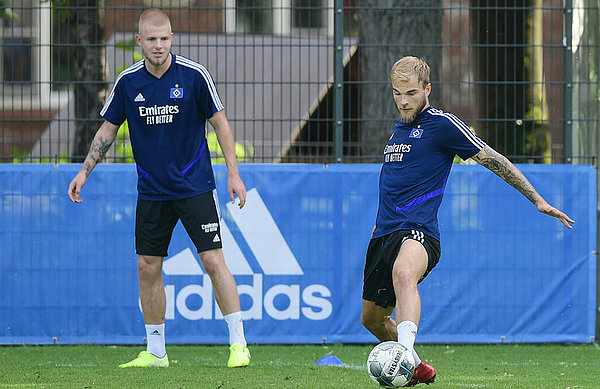 Timo Letschert (re.) ist bereits der zehnte Neuzugang beim HSV. Dennoch schließt Coach Hecking weitere Transfers nicht kategorisch aus. Timo Letschert spielt einen Pass.
