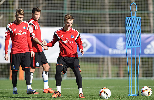 Schwitzen mit den Profis: Finn Porath mischte bereits beim letzten Trainingslager im türkischen Belek mit. Finn Porath schießt gegen den Ball.