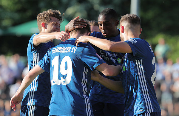 Vier U21-Spieler bejubeln gemeinsam den 1:0-Führungstreffer.