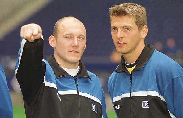 Jörg Butt (r.), vielen HSV-Fans noch als Torjäger-Torwart bekannt, wird am 28. Mai in seinem alten Wohnzimmer auflaufen und auch seinen dänischen Weggefährten Thomas Gravesen (l.) wiedertreffen.