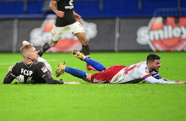 Es war ein umkämpftes Derby zwischen dem HSV und dem FC St. Pauli. Es endete - wie dieser Zweikampf zwischen Tim Leibold und Simon Makeniok - remis.