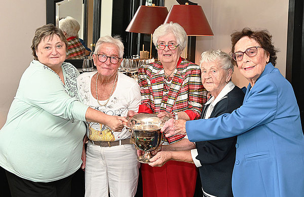 Silke Piechowiak (Tochter), Erika Meinke, Ilka Seeler, Mine Piechowiak und Gerda Schnoor (v.l.) halten den DFB-Pokal von 1963 fest.