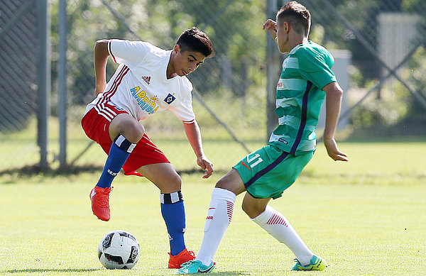 Belal Ahmadi und seine U15 trennten sich von Werder Bremen 2:2. Belal Ahamdi im Zweikampf um den Ball.