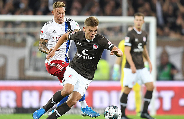 Sonny Kittel sagte nach dem Spiel, was alle HSVer denken: "Das ist für uns und unsere Fans ein beschissener Tag!" Sonny Kittel in einem Zweikampf während des Stadtderbys.