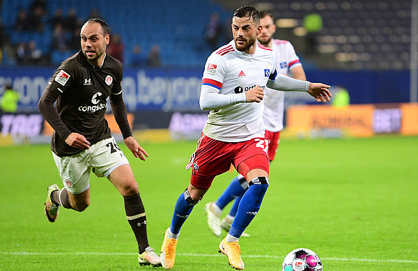 Im Hinspiel trennten sich Tim Leibold und die Rothosen 2:2 unentschieden von den Kiezkickern um Rico Benatelli. Im Hinspiel trennten sich Tim Leibold und die Rothosen 2:2 unentschieden von den Kiezkickern um Rico Benatelli.