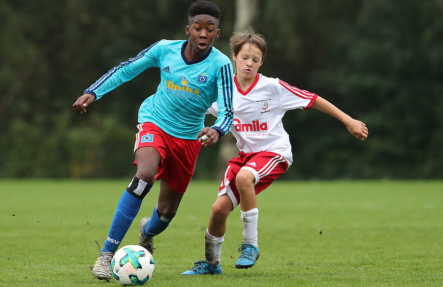 Joel Agyekum (l.) und seine Teamkollgen aus der U13 schenkten dem Walddörfer SV gleich 19 Tore ein.