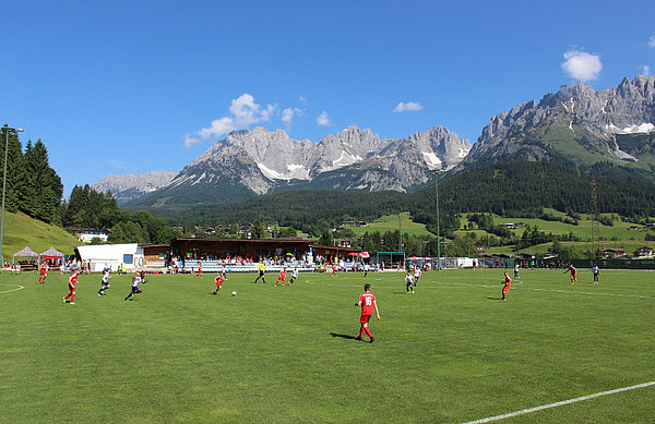 Was für ein Anblick: die U13 vor einem Bergpanorama beim Turnier in Kitzbühel. U13-Spiel beim Turnier in Kitzbühel. Im Hintergrund ein wunderschönes Bergpanorama.