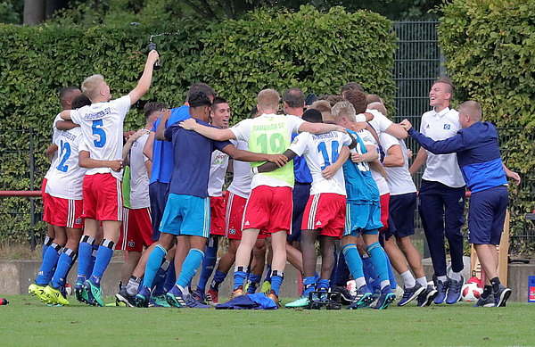 So ein Derbysieg will auch gebührend gefeiert werden. So ein Derbysieg will auch gebührend gefeiert werden.