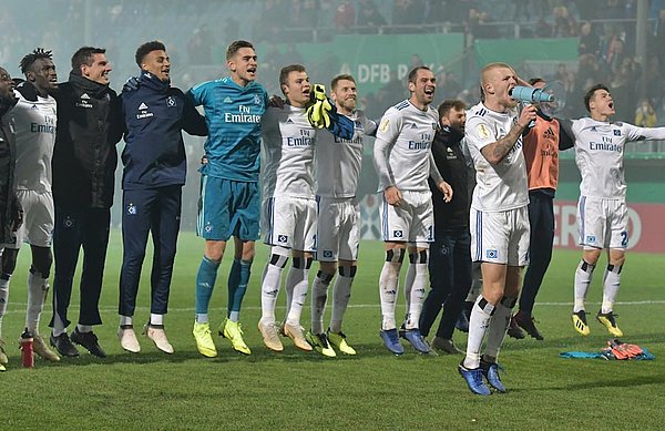 Freude nach dem Schlusspfiff: Rick van Drongelen & Co. feiern mit den mehr als 4.000 mitgereisten Fans den Einzug ins Achtelfinale.