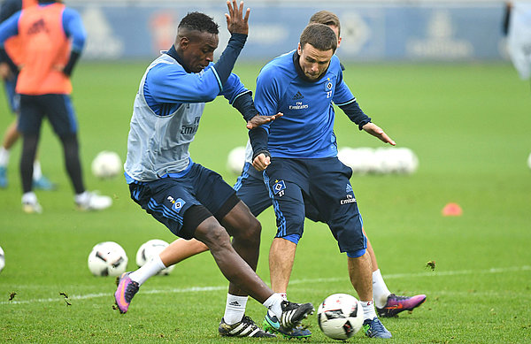 Nicolai Müller im Trainingszweikampf mit Cleber.