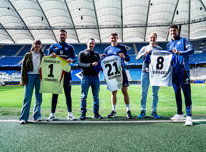 Getragen von Euch: HSV-Profis übergeben Trikots an Fans