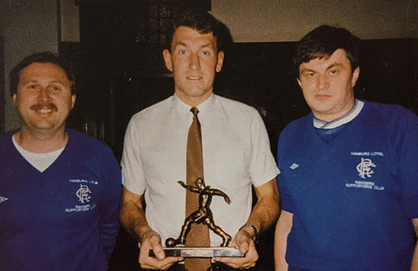 HSV fans Michael Burzlaff (l.) and Kay Giese (r.) were the initiators of the ties between the two clubs, pictured here with Terry Butcher. (Photo: Michael from Kinder der Westkurve)