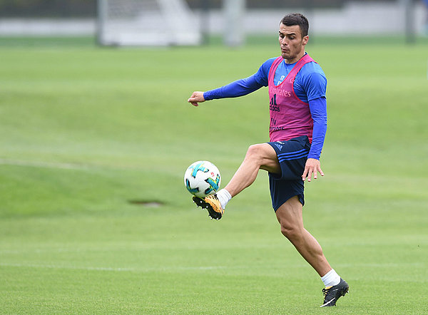 Filip Kostic nimmt den Ball im Training an. 