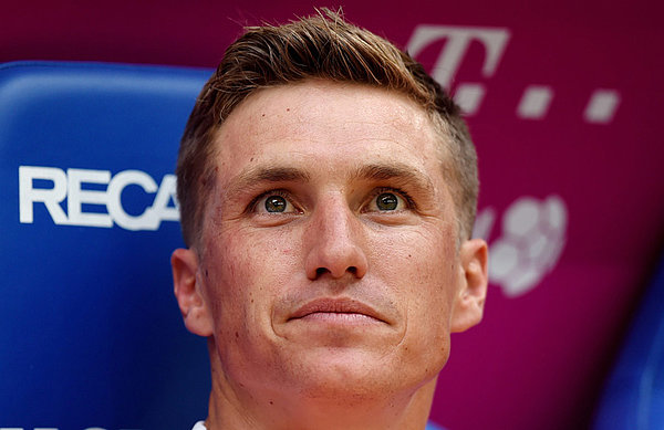 Tobias Schweinsteiger blickt in die Kamera. 