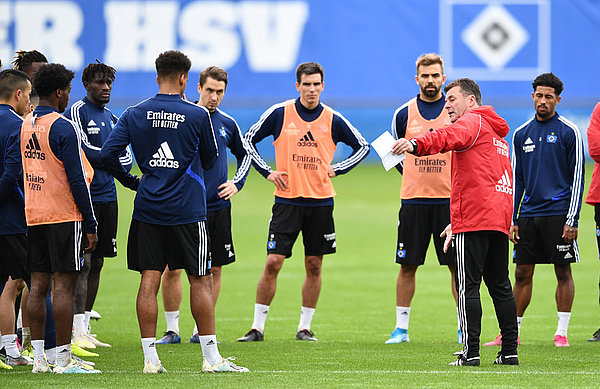 Der Blick auf den Zettel verrät Dieter Hecking, dass er für das Spiel gegen den KSC auf fast alle HSV-Profis zurückgreifen kann. Dieter Hecking steht im Mannschaftskreis.