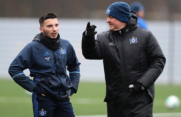 Arianit Ferati (links) lauscht aufmerksam den Worten von U21-Trainer Christian Titz.