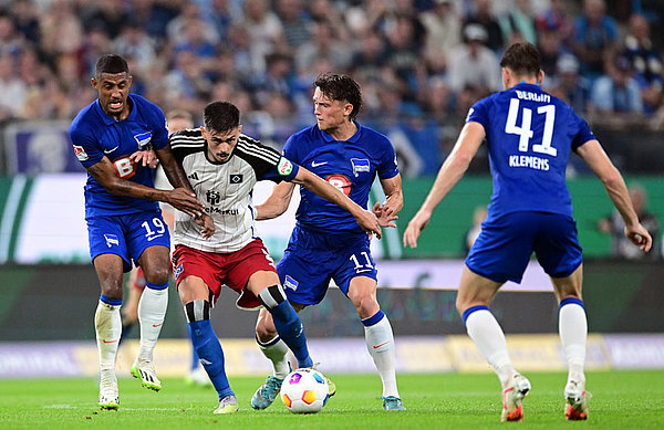 Wie zuletzt gegen Hertha BSC will Dennis Hadzikadunic auch gegen Hannover 96 der Fels in der Brandung sein. Wie zuletzt gegen Hertha BSC will Dennis Hadzikadunic auch gegen Hannover 96 der Fels in der Brandung sein.