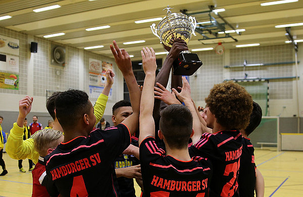 Die Jungs der U15 bejubeln den Turniersieg in Ochtrup.