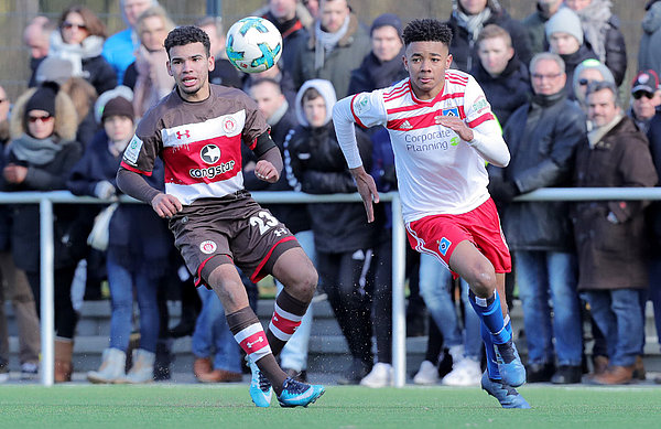 Brooklyn Ezeh setzt sich im Zweikampf gegen den St. Pauli-Spieler durch. 
