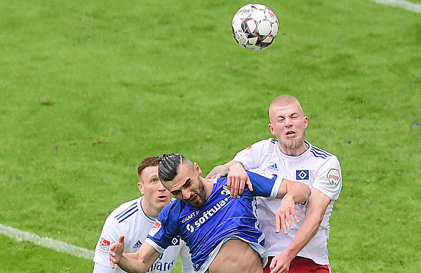 Serdar Dursun kämpft im Kopfballduell gegen Rick van Drongelen.