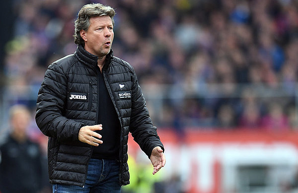 Von seinem Coach Jeff Saibene hat Fabian Klos eine hohe Meinung. Jeff Saibene steht am Spielfeldrand.