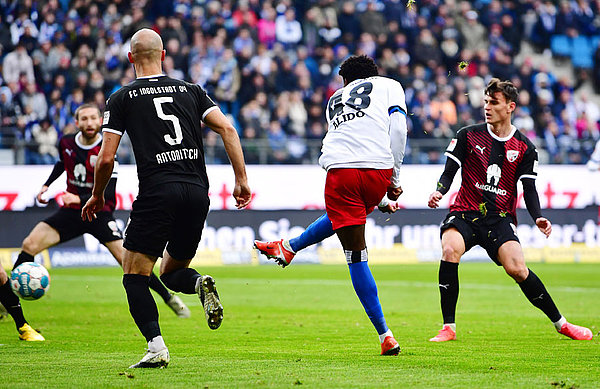 Die frühe Führung: Faride Alidou dribbelt nach Kittel-Zuspiel in den Strafraum und vollendet zum 1:0 ins lange Eck. Tolles Tor! Die frühe Führung: Faride Alidou dribbelt nach Kittel-Zuspiel in den Strafraum und vollendet zum 1:0 ins lange Eck. Tolles Tor!