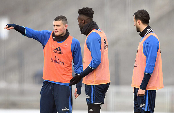 Papadopoulos im Gespräch mit Mavraj und Djourou.