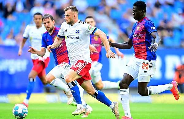 Gleich fällt das Tor: In dieser Szene setzte sich Manuel Wintzheimer gegen Nasser Djiga (r.) durch und markierte den Führungstreffer für den HSV. Wintzheimer im Sprint
