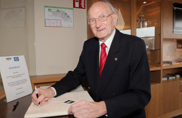 Oscar Algner trug sich zu seinem Geburtstag in das Gästebuch des HSV-Museums ein.