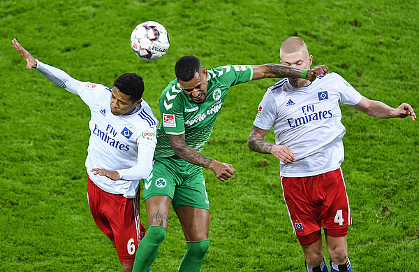 Douglas Santos und Rick van Drongelen im Kopfballduell mit Fürths Keita-Ruel.