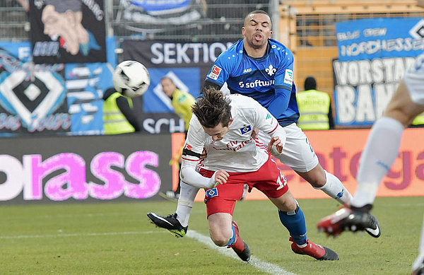 Michael Gregoritsch trifft per Flugkopfball gegen Darmstadt.