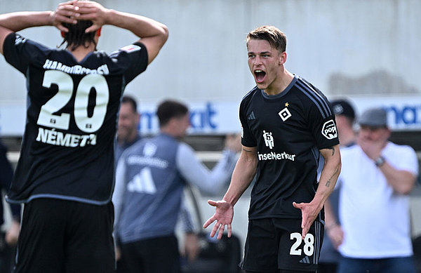 Nemeth und Baumgart können es nicht fassen: Muheim hat den Ball per Traumtor zur Hamburger 1:0-Führung in den Winkel bugsiert.