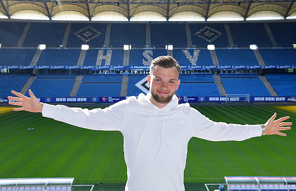 Wintzheimer steht mit ausgebreiteten Armen im leeren Volksparkstadion.