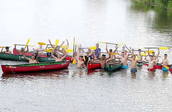 Ab ins Wasser: Nach der Tour gab es für die gesamte U17 die Abkühlung.