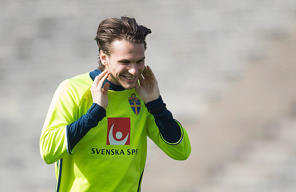 Ekdal im schwedischen Trainings-Outfit auf dem Platz.