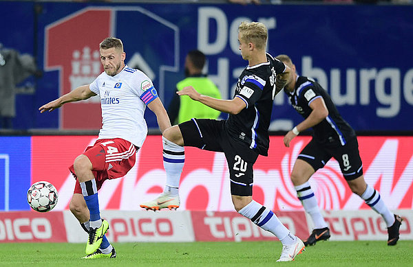 Kapitän Aaron Hunt gab sein Comeback nach Verletzungspause und zeigte sich nach dem Spiel zufrieden. Aaron Hunt schirmt den Ball gegen Bielefelder Gegenspieler ab.
