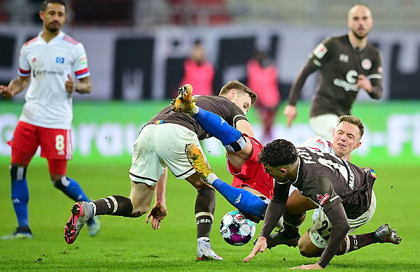 Ein Sinnbild der 2. Halbzeit: Viele intensive Zweikämpfe bestimmten für Kittel & Co. das Bild - bis in der Schlussphase der späte Knockout kam. Ein Sinnbild der 2. Halbzeit: Viele intensive Zweikämpfe bestimmten für Kittel & Co. das Bild - bis in der Schlussphase der späte Knockout kam.