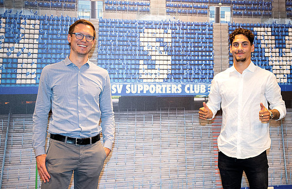 Freuen sich auf die Zusammenarbeit: HSV-Sportdirektor Michael Mutzel (l.) und Neuzugang Ludovit Reis.