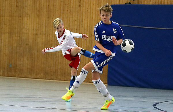 Der U13-Angreifer kommt in der Halle zum Abschluss und zimmert den Ball auf den Kasten.