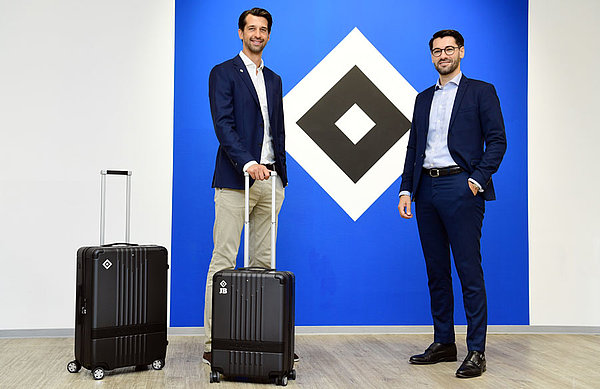 HSV-Sportvorstand Jonas Boldt (links) und Elvir Johic (rechts), Geschäftsführer der Montblanc Deutschland GmbH, bei der Übergabe des Reisegepäcks.