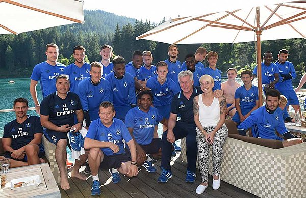 Die Mannschaft beim Gruppenfoto vor dem Caumasee.