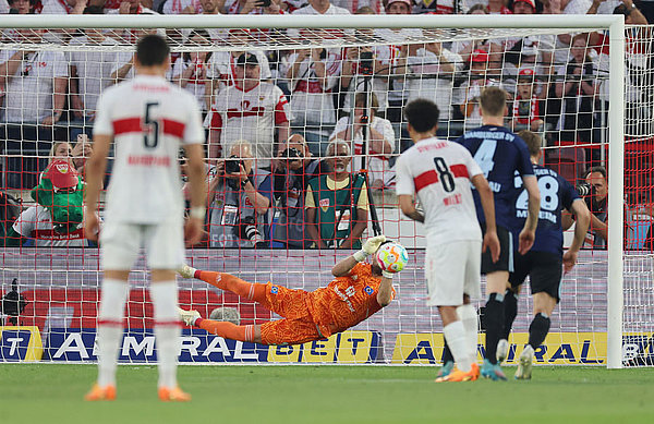 Teufelskerl Heuer Fernandes! Hamburgs Keeper vereitelte etliche Stuttgarter Großchancen und pariert hier zur Krönung auch noch den Elfmeter von Guirassy.