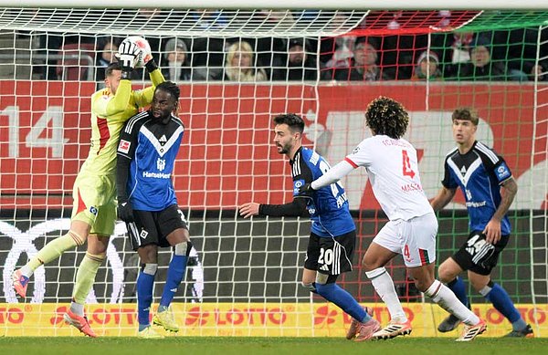 Daniel Heuer Fernandes hielt alles, was zu halten war, musste am Ende aber trotzdem das 0:1 und damit die Auswärtsniederlage in Augsburg hinnehmen.