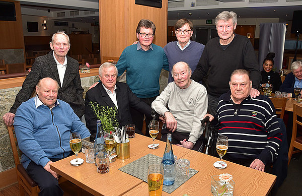 Dörfel, Neisner, Bähre, Hellfritz, Zaczyk, Giesemann, Nogly, Sandmann (v.l.): Klangvolle Namen, die in der Raute bei bester Laune über aktuelle Themen und frühere Heldentaten diskutieren konnten.