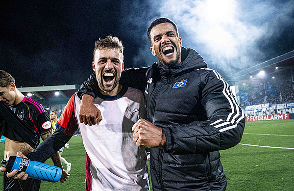 Freude übers Weiterkommen: Die Teamplayer Jonas Meffert und Robert Glatzel nach dem 1:0-Erfolg in Heidenheim.