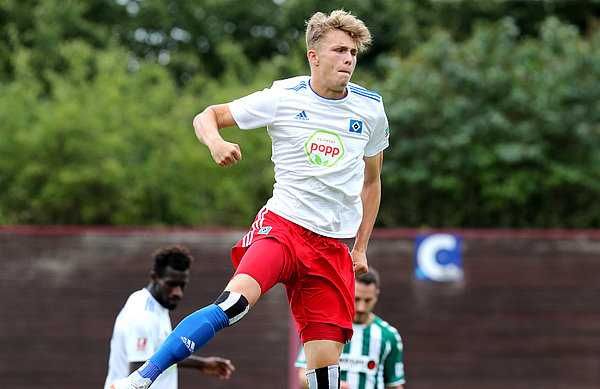 Gefühlsausbruch beim Treffer zum 1:0: Fiete Arp mit dem Luftsprung nach dem Führungstor.