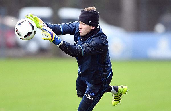 Rene Adler fängt im Training einen Ball. 