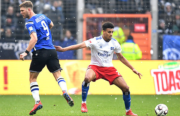HSV have only lost one of their last 14 games against Arminia, a 2-0 loss in February 2019. Josha Vagnoman (r.)will be hoping for a better result this time round.