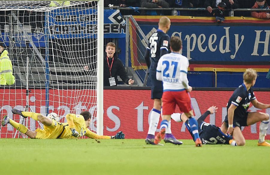 Fiete Arp (rechts hinterm Tor) feiert den Treffer von Nicolai Müller gegen Hertha BSC.