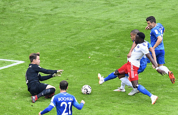 Narey grätscht gegen VfL-Keeper Riemann.